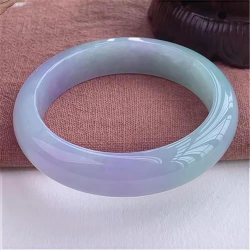 緬甸原料保障品質(zhì):精選緬甸進(jìn)口天然翡翠,確保每一件手鐲的高品質(zhì)與純